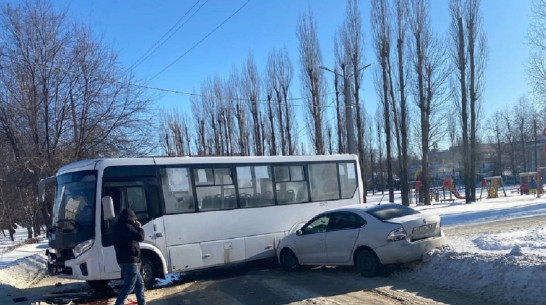 В воронежском микрорайоне Отрожка автобус №60 на полной скорости врезался в легковушку