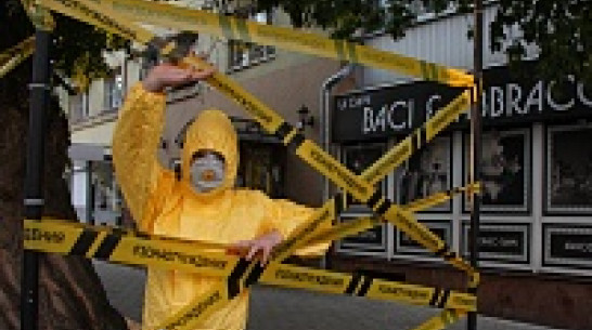 В Воронеже на предпремьерном показе «Чернобыля» посетителей встречал человек в химзащите