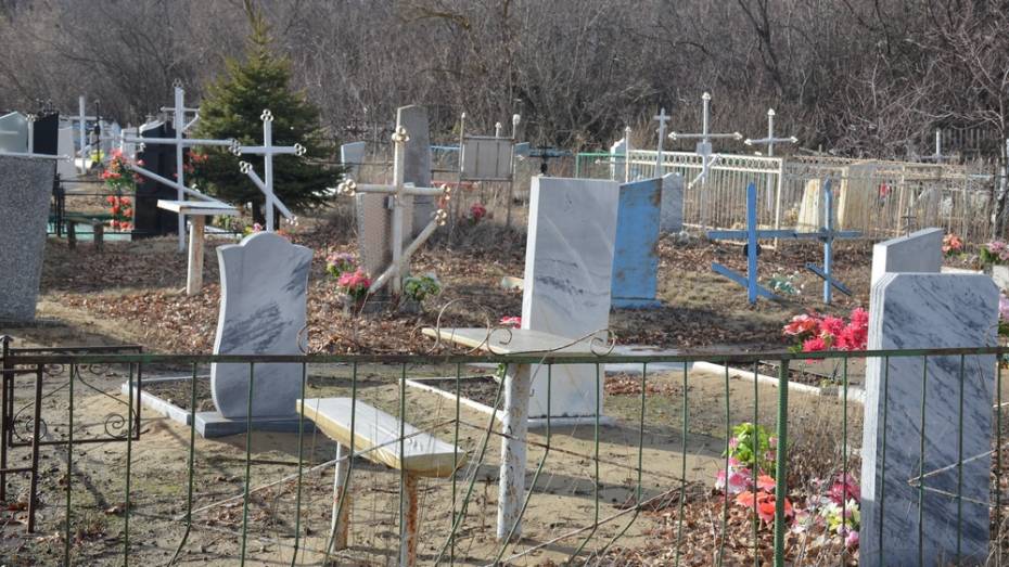 Тело 43-летнего мужчины нашли на кладбище в Верхнем Мамоне