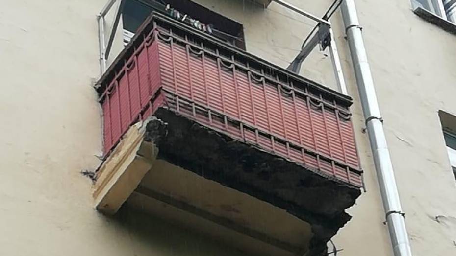 В центре Воронежа обрушилась часть балкона жилого дома