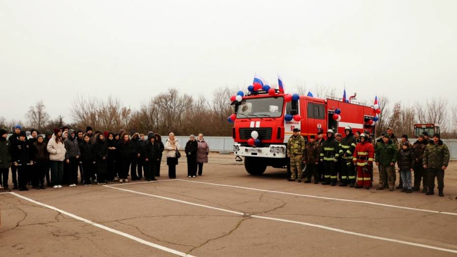 Бутурлиновским пожарным передали новый автомобиль
