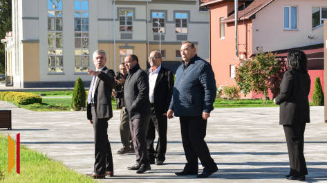 Депутат Госдумы от Воронежской области Евгений Ревенко посетил соцобъекты в Лискинском районе