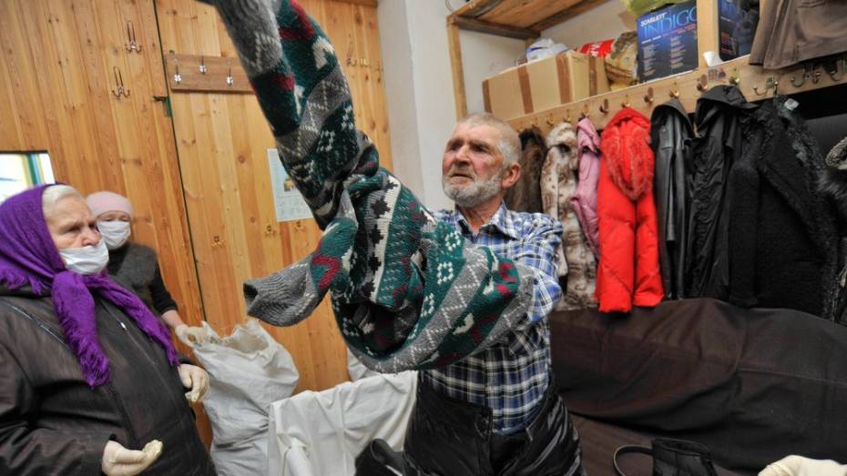 Московские волонтеры подарили теплые вещи воронежским бездомным