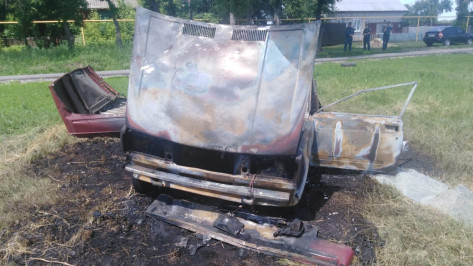 Молодой парень погиб в загоревшемся автомобиле в Воронежской области
