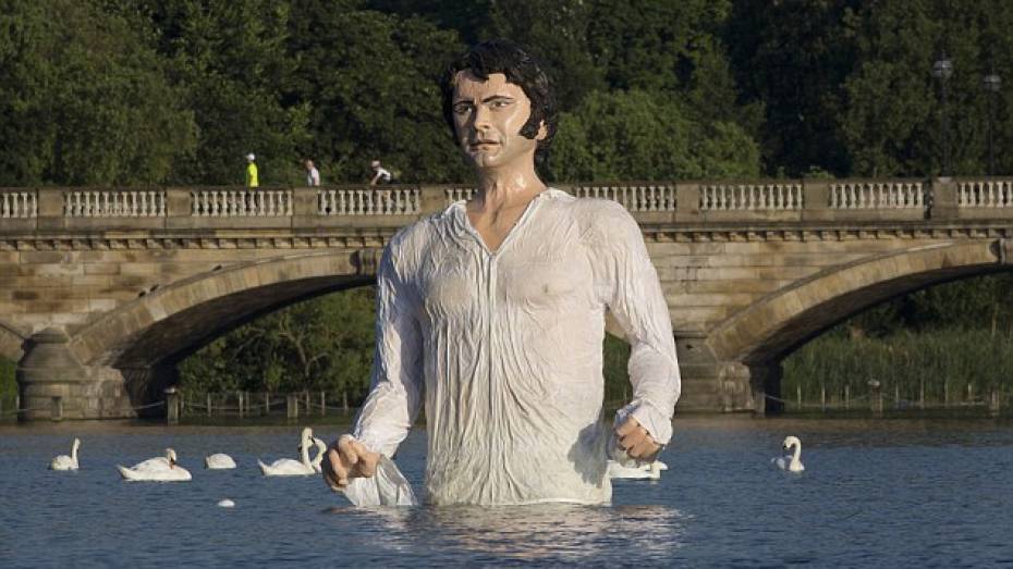 В Англии установили памятник мистеру Дарси в мокрой рубашке