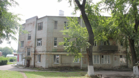 В аварийном доме под Воронежем на кровать рухнул кусок кирпичной стены