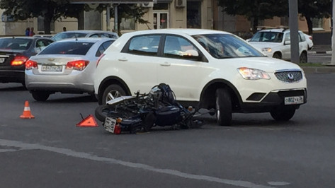 В центре Воронежа водитель иномарки сбил 50-летнего мотоциклиста