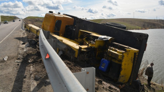 На Курской трассе в Нижнедевицком районе перевернулся автокран