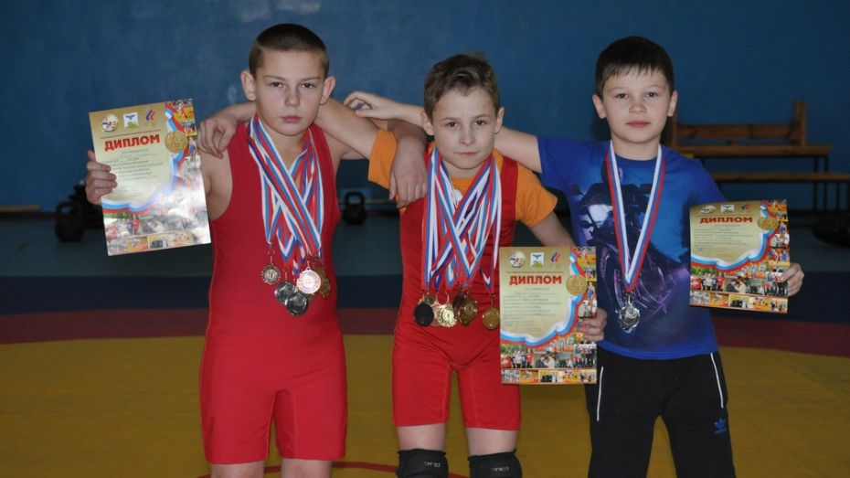 Репьевские борцы завоевали три «серебра» на турнире в Старом Осколе