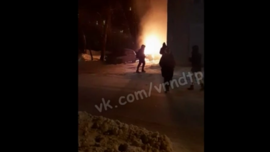 На видео сняли сгоревшую в центре Воронежа иномарку