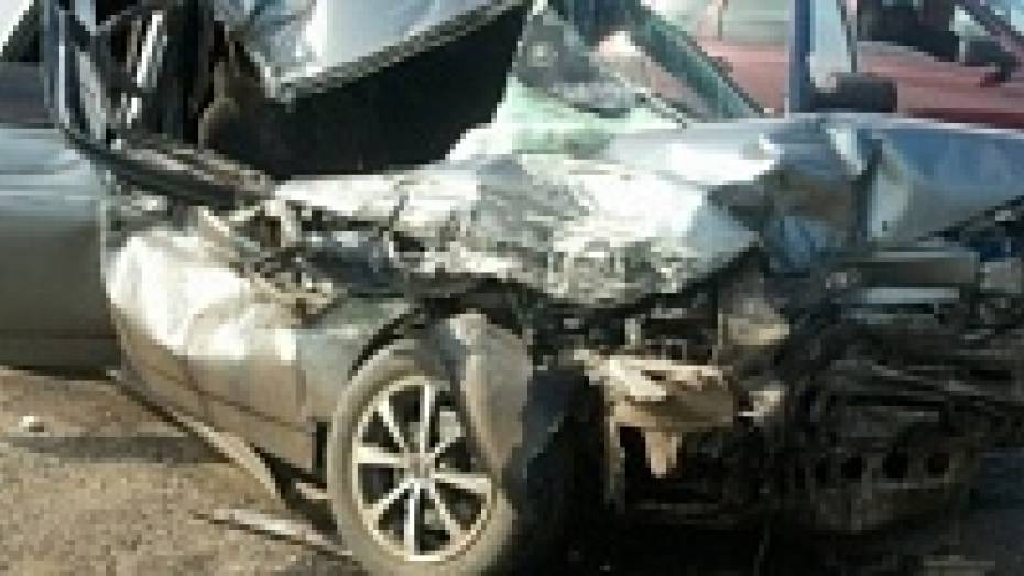 В Воронеже при столкновении с грузовиком погиб водитель легковушки