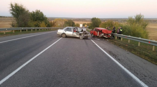 В Воронежской области 2 человека погибли в лобовом столкновении легковушек