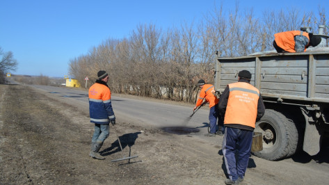 Нижнедевицкие дорожники приступили к ямочному ремонту магистралей