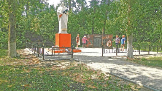 В Эртильском районе благоустроили территорию у мемориала землякам-фронтовикам