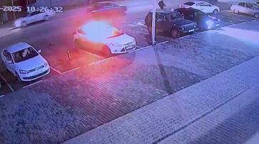 В Воронежской области мужчина лопатой разбил стекло Ford и поджег автомобиль