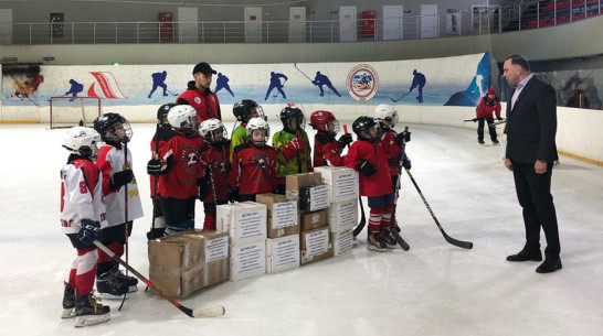 Россошанские волонтеры передали юным хоккеистам ЛНР подарки от спортсменов из Владивостока