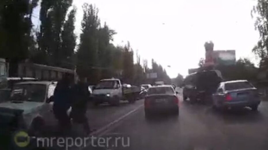 Драка водителей у детской больницы в Воронеже попала на видео