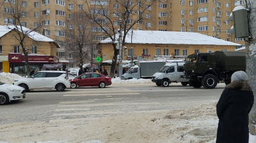 Военный грузовик врезался в легковушку в Воронеже