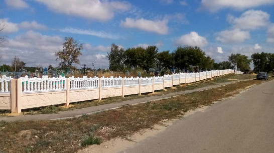 В лискинском селе Петропавловка активисты заменили 280 м ограждения кладбища