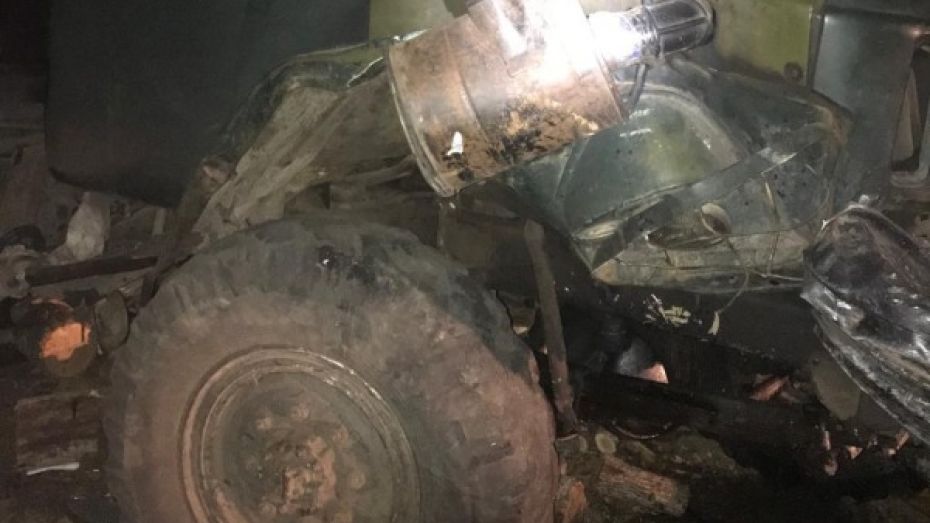 Ремонтировавший свой ЗИЛ водитель попал под колеса большегруза в Воронежской области