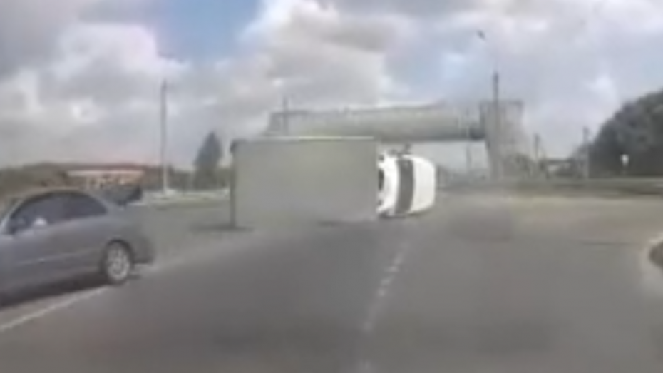Под Воронежем на видео попал момент ДТП с перевернувшимся грузовиком