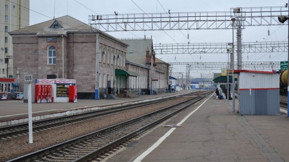 В Воронежской области работница киоска попалась на торговле опасным алкоголем на вокзале