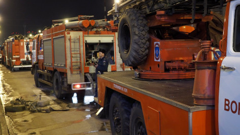 Ночной пожар на подземной парковке уничтожил несколько иномарок в Воронеже