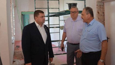 Спикер Воронежской гордумы Андрей Дьяченко оценил ход работ по ремонту помещений школы №36