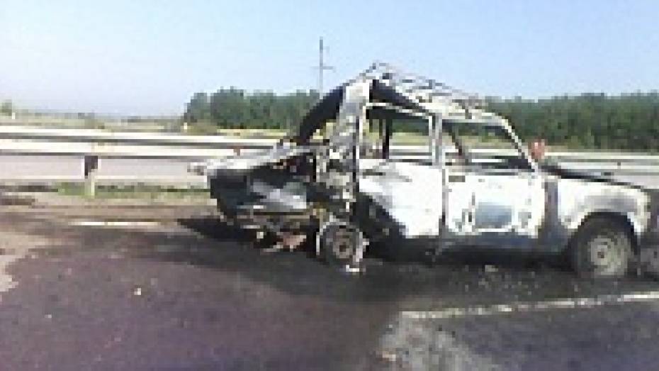 В Верхнемамонском районе на федеральной трассе М-4 в результате ДТП сгорел автомобиль
