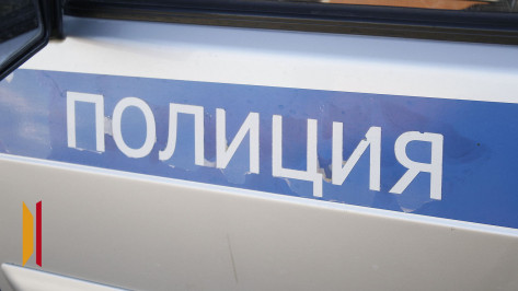 В Воронеже полицейские отвезли мужчину в лес и избили