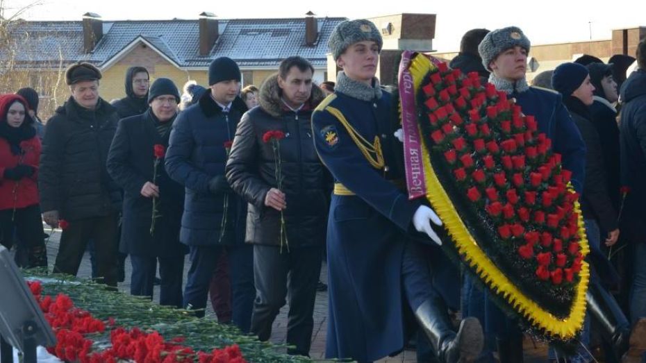 Представители Сбербанка возложили венки к мемориалу на Чижовском плацдарме в Воронеже