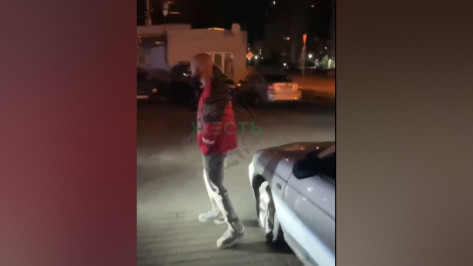В Воронеже мужчина решил проучить автолюбителя за неправильную парковку и разбил его машину
