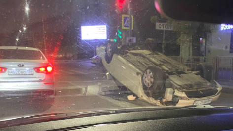 Автомобиль Daewoo Gentra перевернулся ночью возле Воронежского пивзавода