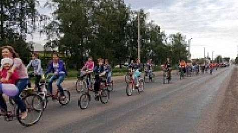 В Грибановке десятки юных велосипедистов и их родителей отметили День защиты детей велопробегом