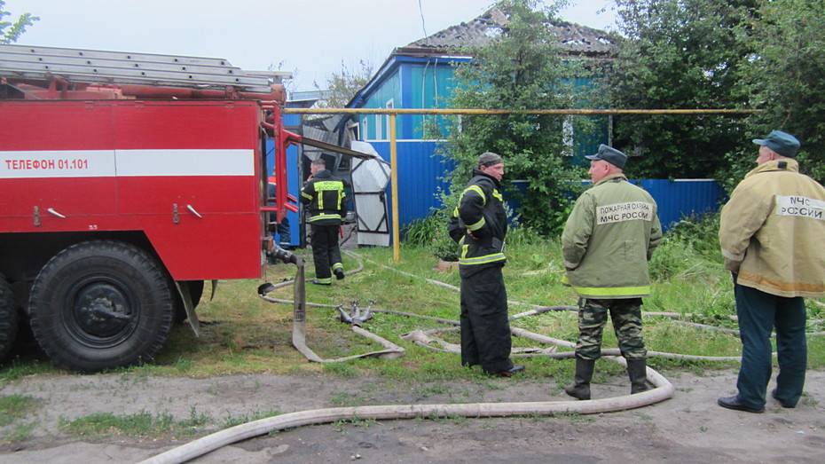 В райцентре Воронежской области соседи спасли из горящего дома женщину с ребенком