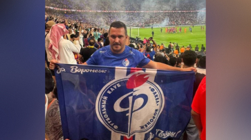 Мужчина пришел на матч «Барселоны» с «Реалом» в Саудовской Аравии с флагом воронежского «Факела»