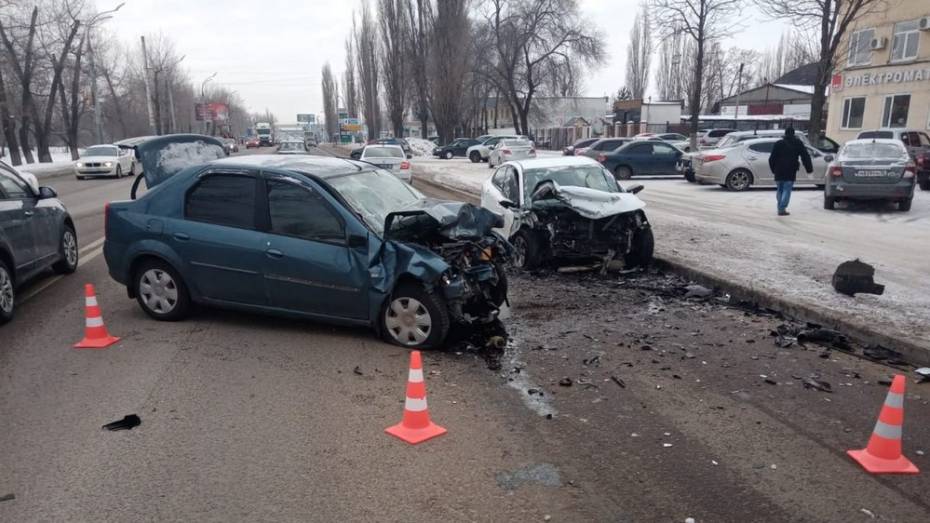 В Воронеже 2 человека пострадали при лобовом столкновении иномарок на Димитрова