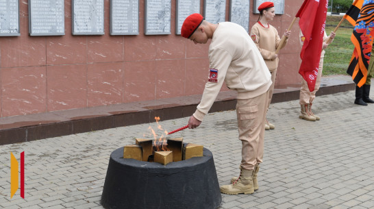 В Репьевском районе на 14 братских могилах зажгли «Свечу памяти»