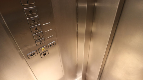 В Воронеже перенесли замену лифтов в доме, который охраняла женщина с арбалетом