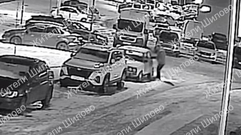 В воронежском микрорайоне Шилово молодые люди под камерами пытались угнать машину