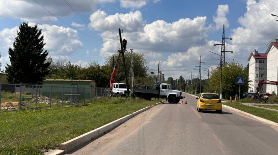 В Семилукском районе родителям участника СВО помогли заменить опору линии электропередачи