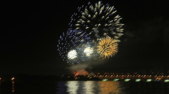 Спасатели позволили воронежцам посмотреть салют с воды