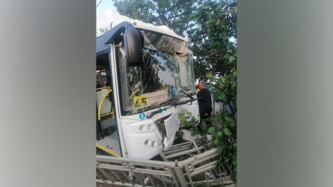 Автобус врезался в ограждение в Воронеже: пострадали семь человек