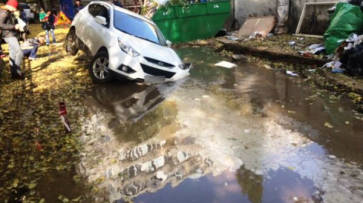 В центре Воронежа кроссовер провалился в яму с водой