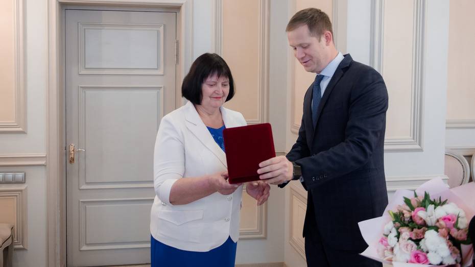 Руководитель общественной приемной губернатора в Воробьевском районе получила областную награду