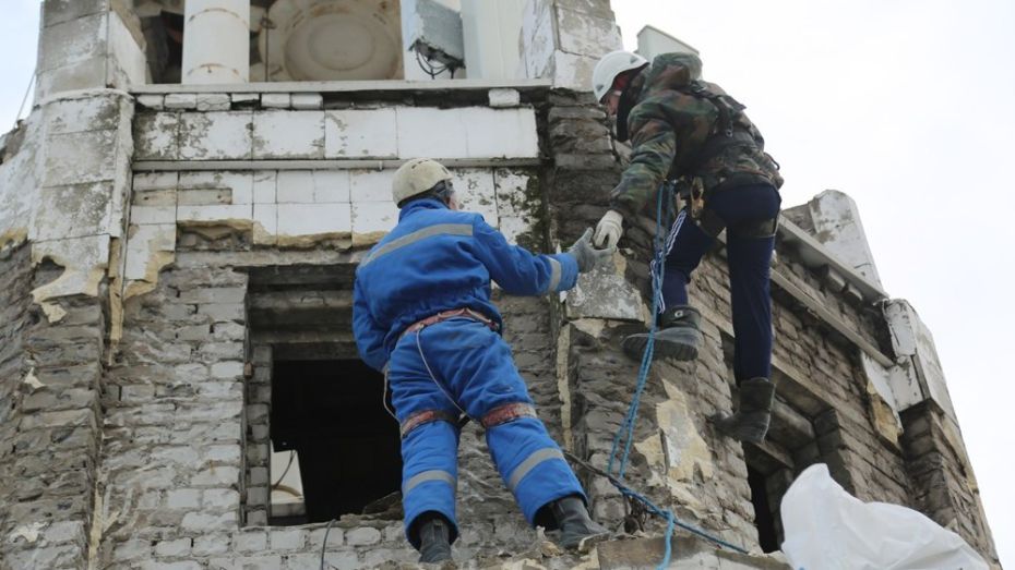 Воронежцам показали ремонт башни с часами на площади Ленина
