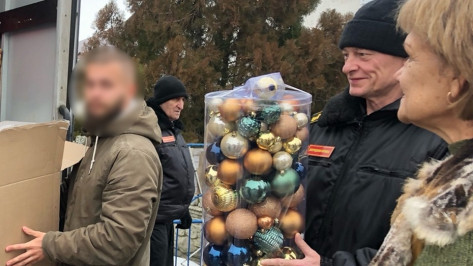Россошанские волонтеры отвезли в ЛНР новогодние ели и украшения