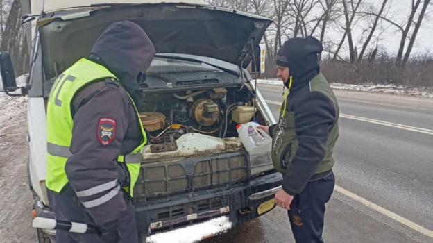 Панинские госавтоинспекторы помогли водителю сломавшейся на трассе «Газели»