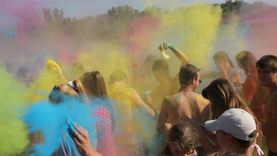 Богучарцы высыпят друг на друга 43 кг краски