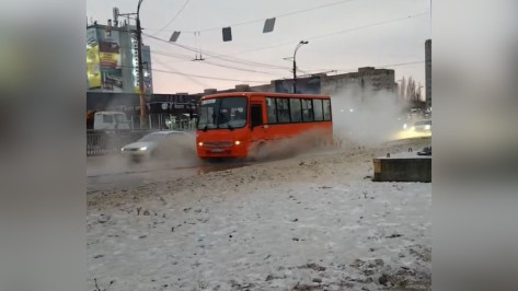 На Остужевском кольце в Воронеже прорвало канализацию